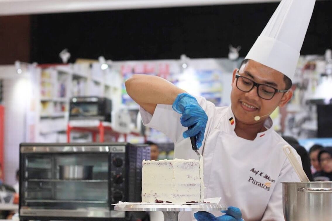 Sejak kecil sudah suka membuat kue dan belajar dari tetangganya